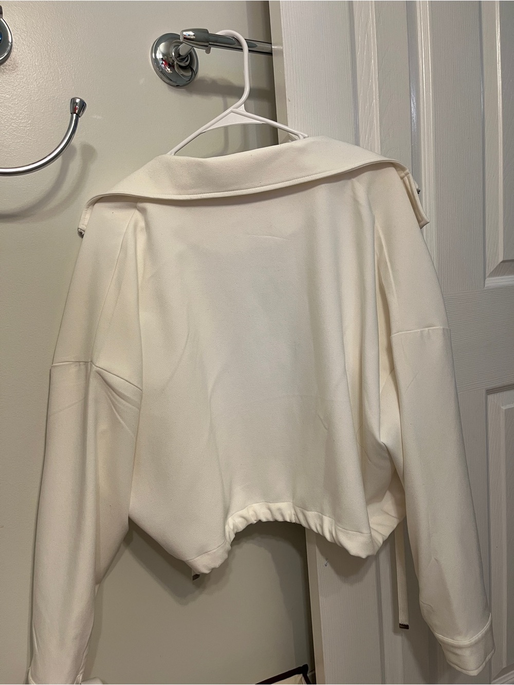 Jennifer Lopez White Cropped Hooded Jacket with Silver Zipper - Picture 3 of 6